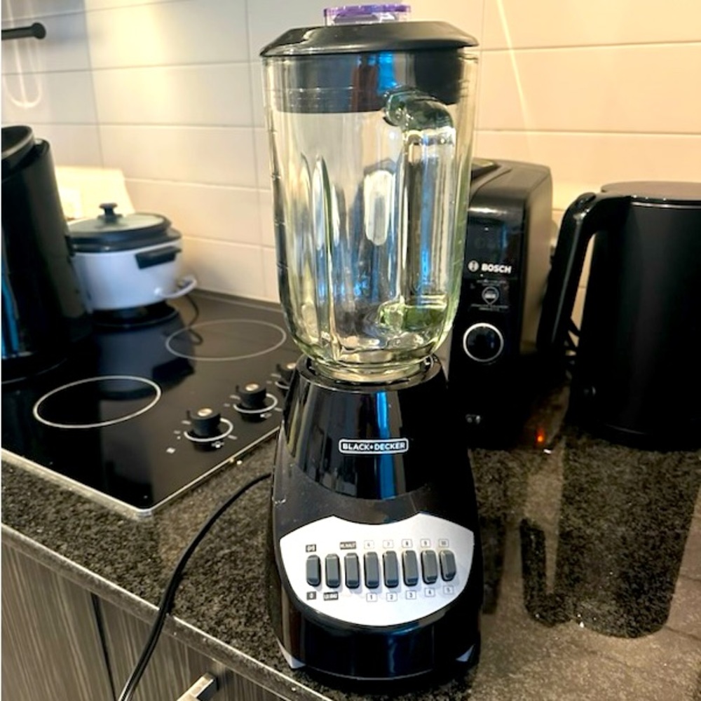 This Black+Decker 10 speed black blender which holds up to 40oz, and easy to use